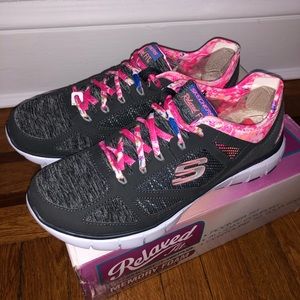 NWT Skechers Sneakers